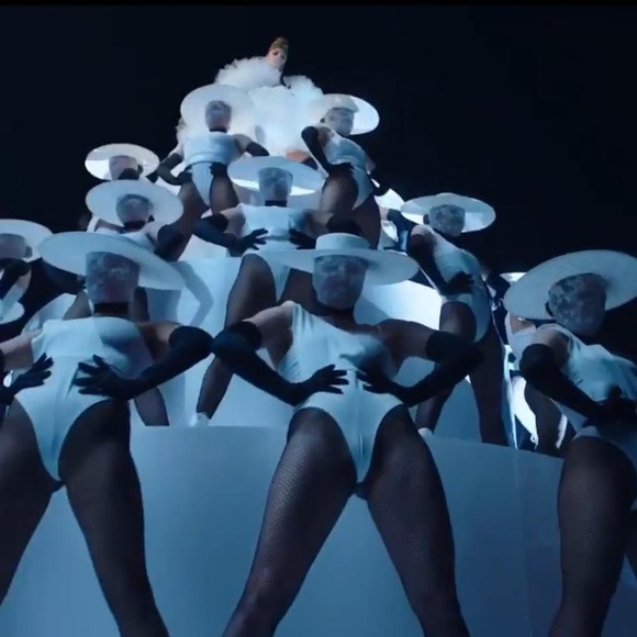 White floral mask - Picture 5 of 6